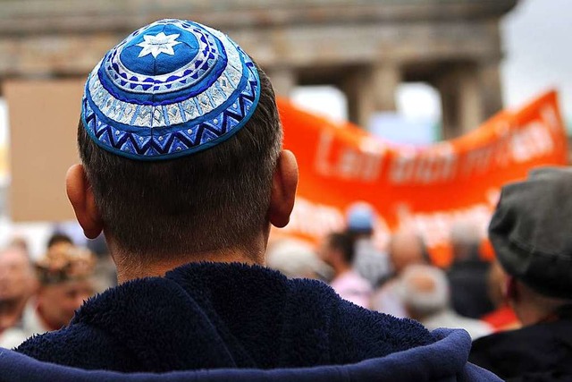 Gegen den Hass auf Juden: Unser Bild z...ration gegen Antisemitismus in Berlin.  | Foto: Maja Hitij