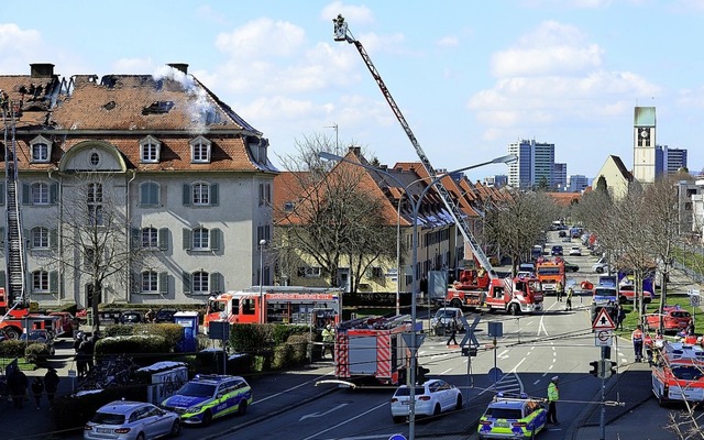 Ein Dachstuhlbrand an der Schnbergstr...nstze der Feuerwehr vergangenes Jahr.  | Foto: Ingo Schneider