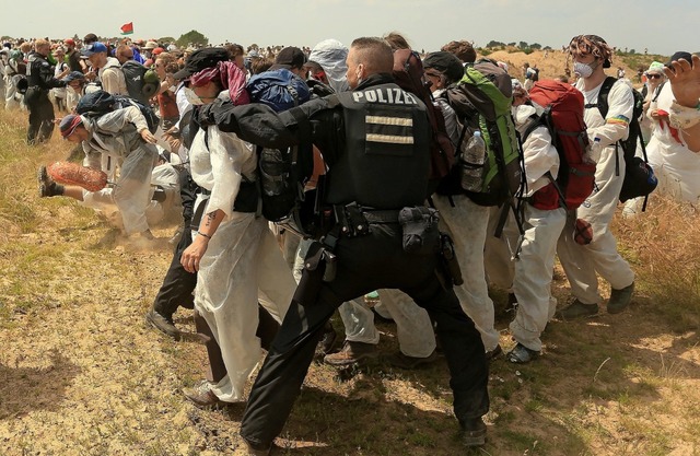 Tausende Schler, Naturschtzer und Ak...treten des  Abbaugebiets  zu hindern.   | Foto: David Young (dpa)