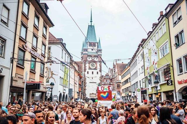 Deutlich mehr als 10.000 Besucher tnzeln beim Christopher Street Day in Freiburg