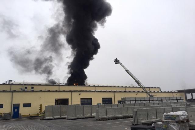 Herbolzheimer Feuerwehr muss nach Lagerhallen-Brand ausrücken