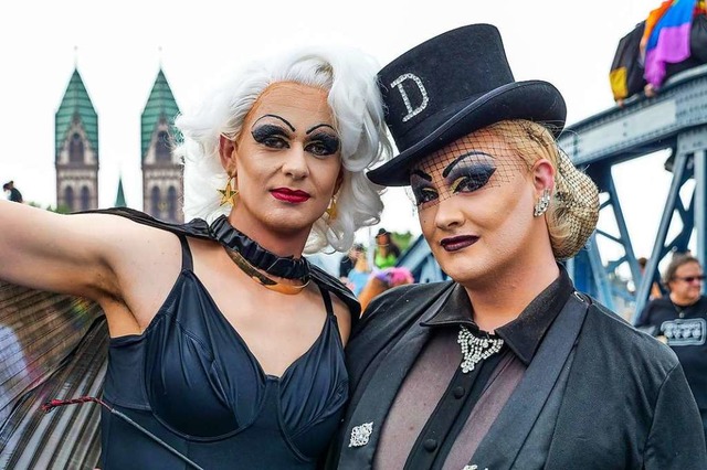 fudder-Autor Stefan Mertlik (links) und Drag-Queen Dita Whip auf dem CSD 2019.  | Foto: Patrick Kerber