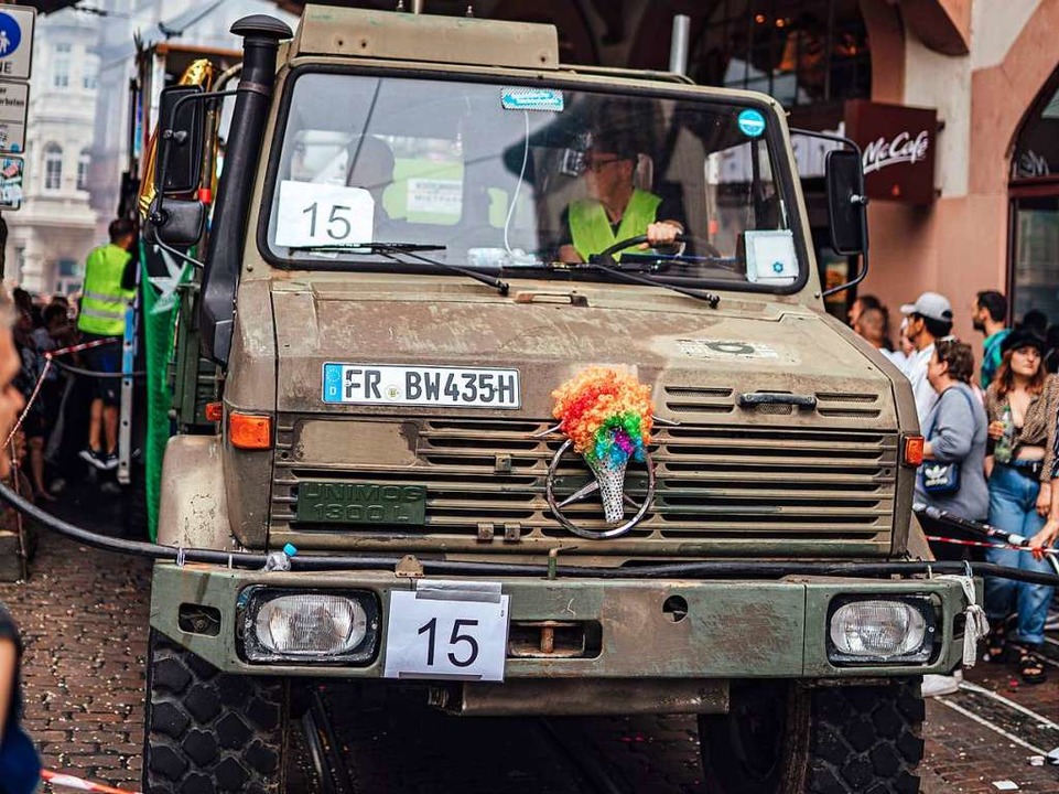 Ein militrisch anmutender Unimog zieht den Wagen.  | Foto: Fabio Smitka