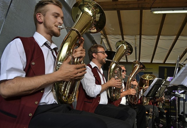 Traditionelle Blasmusik mit den Altst...um Auftakt des Atzenbacher Dorfhocks.   | Foto: Paul Berger