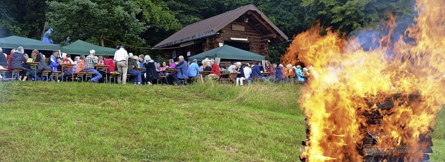 Die krzeste Nacht erhellt: Im Feuersc...e in Hausen die Sonnenwende gefeiert.   | Foto: Steinfelder