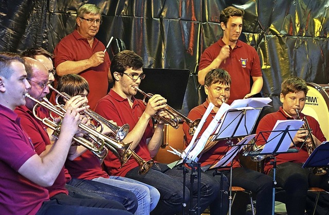 Die Musiker lieferten den perfekten So...Sommerabend auf Bierbnken im Grnen.   | Foto: Roswitha Frey