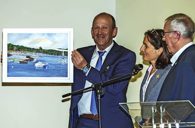 Als Gastgeschenk berreichte der Combr...iana Tanguy freute sich ber das Bild.  | Foto: Wilfried Dieckmann