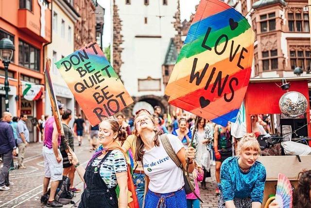 Video: Tausende Menschen feiern und setzen Zeichen beim Freiburger CSD 2019