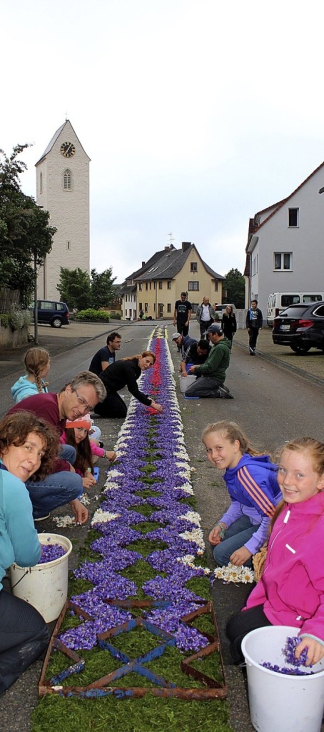In beispielloser Gemeinschaftsarbeit l...ormen mit Blumen ausgeschmckt wurden.  | Foto: Christa Maier