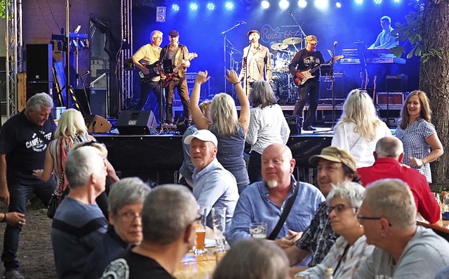 Gute  Stimmung herrschte beim Johannis...eit davon brannte das  Johannisfeuer.   | Foto: Jutta Geiger