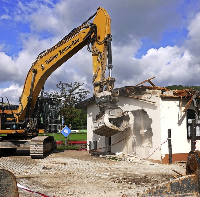 Es geht los: Der Bagger klopft einmal ans abzureiende Gebude.  | Foto: Eva Korinth