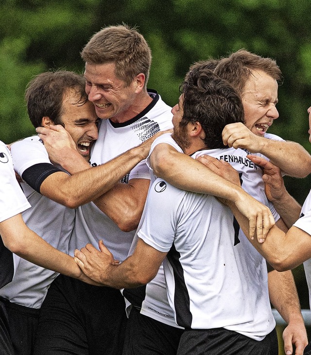 Grafenhausen jubelt: Lars Morath (links) hat das 3:1 erzielt.   | Foto: Wolfgang Scheu