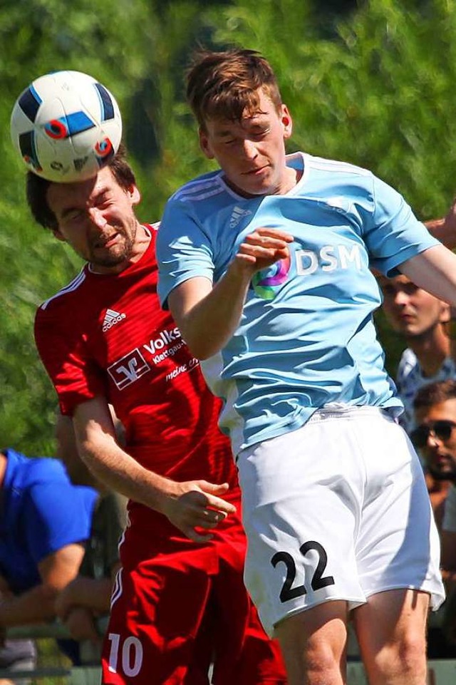 Mike Noller (rechts) hatte mit dem SV ...aniel Hilpert) mit 0:1 das Nachsehen.   | Foto: Matthias Konzok