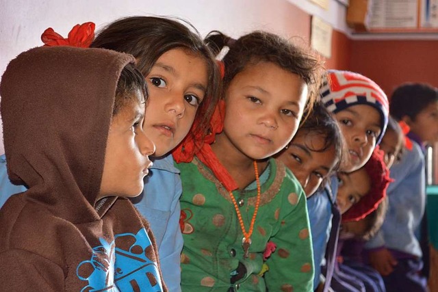 Rund 200 Kinder hat Sebastian Pfleider...seiner Ttigkeit in Nepal  untersucht.  | Foto: zVg