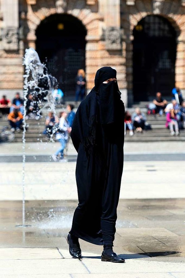 Selbstversuch von Autorin und Studenti...mit Burka an der Universitt Freiburg.  | Foto: Thomas Kunz