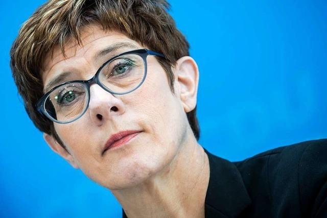 Kramp-Karrenbauer will ihre Partei auf Distanz zur AfD halten