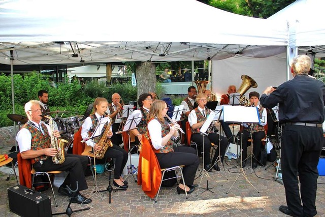 Der Musikverein Mambach erffnete das Kastanienparksfest musikalisch <ppp></ppp>  | Foto: Rolf Reimann