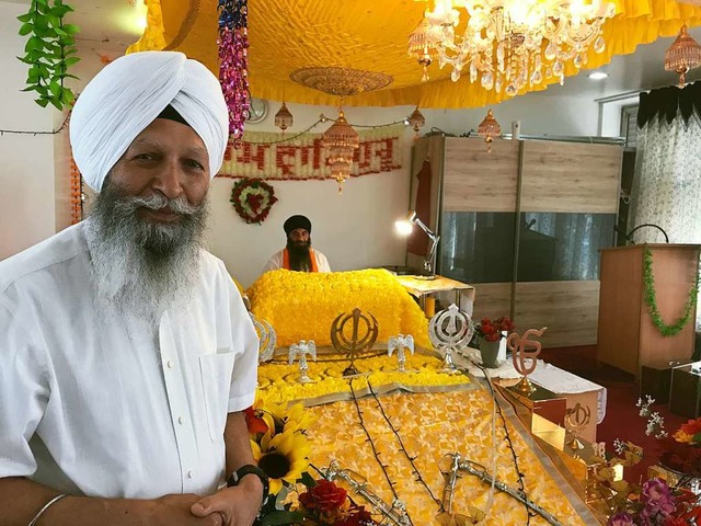 Balwant Baria (links) mit seinem Leser im Sikh-Tempel  | Foto: Tamara Keller