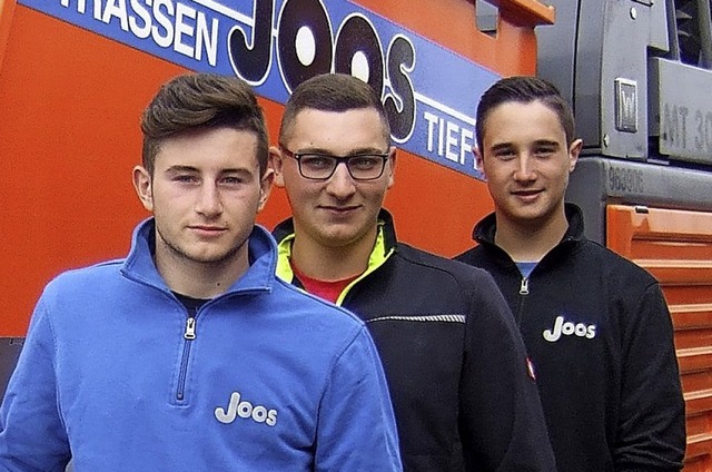 Von links: die Auszubildenden Gerrit D...), Nico Natterer (18), Felix Rapp (21)  | Foto: Susanne Mller