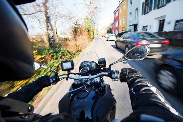 Motorrad und Auto sind sich am Sonntag... nicht ganz grn gewesen (Symbolbild).  | Foto: Bernd von Jutrczenka (dpa)