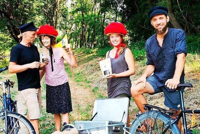 Mit dem Fahrrad bringt diese Gruppe fair produzierte Kaffeebohnen von Bremen nach Freiburg