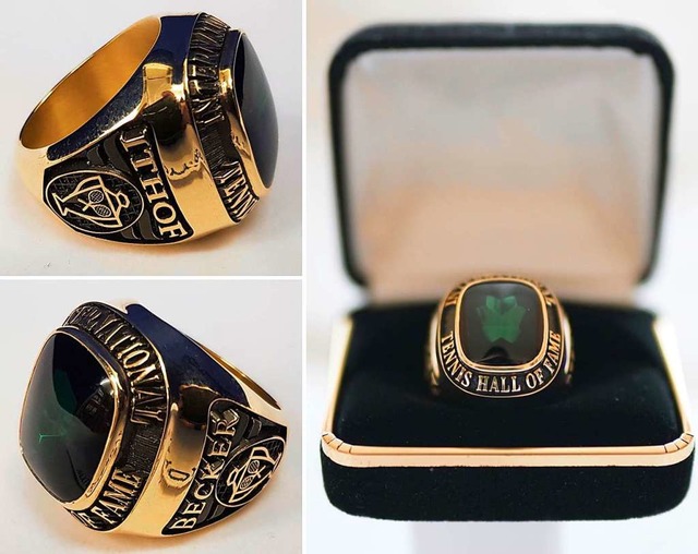 Der Ring den der ehemalige Tennisstars...onal Tennis Hall of Fame erhalten hat.  | Foto:  (dpa)