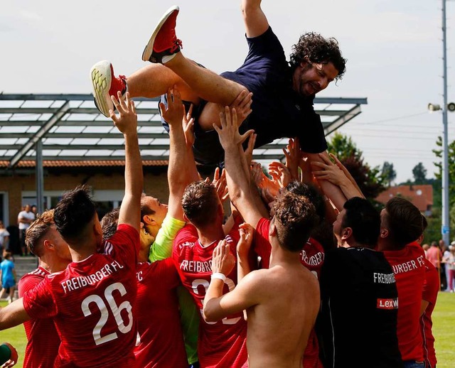 Flieg Trainer, flieg: FFC -Coach Ralf Eckert wird von seinen Jungs gefeiert.  | Foto: Benedikt Hecht