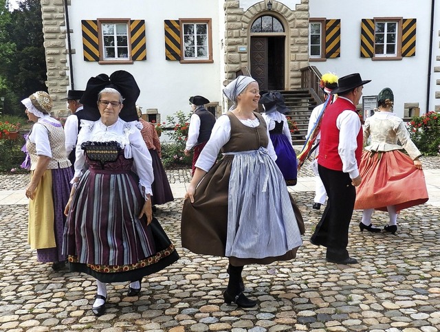 Die Volkstanzgruppe Thierstein Hupfer ...Konflikts&#8220; ihre schnen  Tnze.   | Foto: Bianca Flier