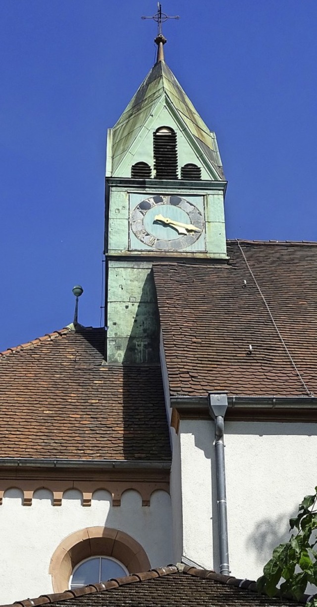 Von der alten Kirche St. Peter und Pau...s)  zur neuen blauen Kirche (rechts).   | Foto: Yvonne Siemann