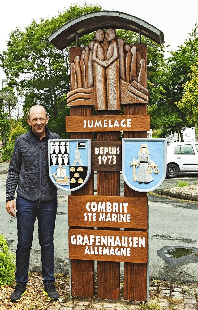 Grafenhausens Brgermeister Christian ...e rechtzeitig in Combrit aufgerichtet.  | Foto: Wilfried Dieckmann