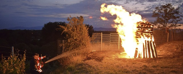 Weil sich  das Johannisfeuer bei der S...ngreifen, bevor ein  Busch Feuer fing.  | Foto: Cecile Buchholz