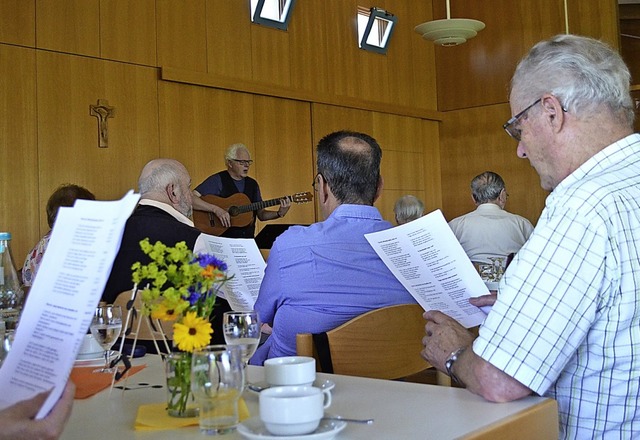 Musiker und Kabarettist Uli Fhre sang... klatschte mit den Gsten in Minseln.   | Foto: Jasmin Radel