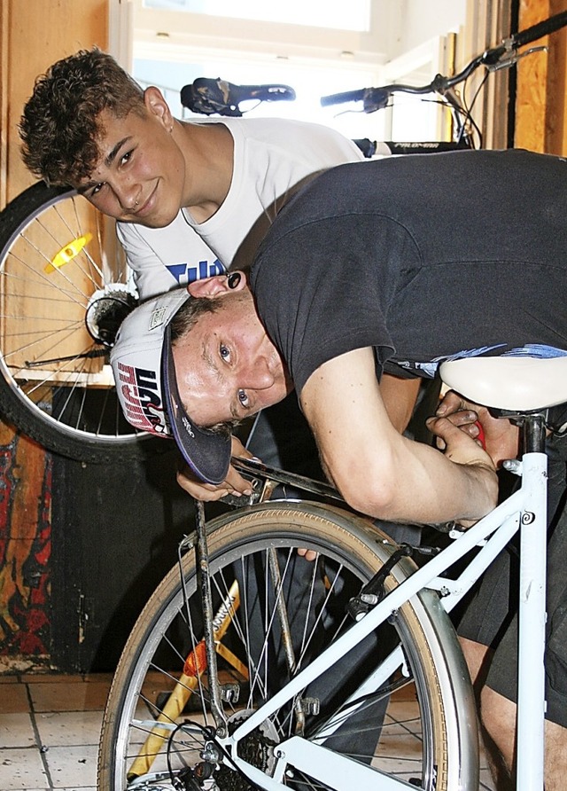 Hier reparieren  Jakob Weber und Elias Wagner (links) ein Fahrrad.   | Foto: Ralph Lacher