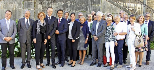 Die beiden Rathauschefs, Jacques Pelis...5.v.l.),  mit einem Teil der Festgste  | Foto: stadt