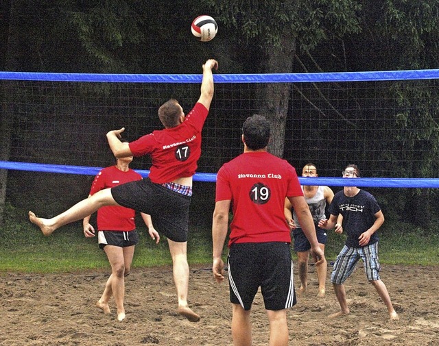 Die Beachvolleyballer auf dem Dachsber...durch den Regen in keiner Weise stren  | Foto: Karin Stckl-Steinebrunner