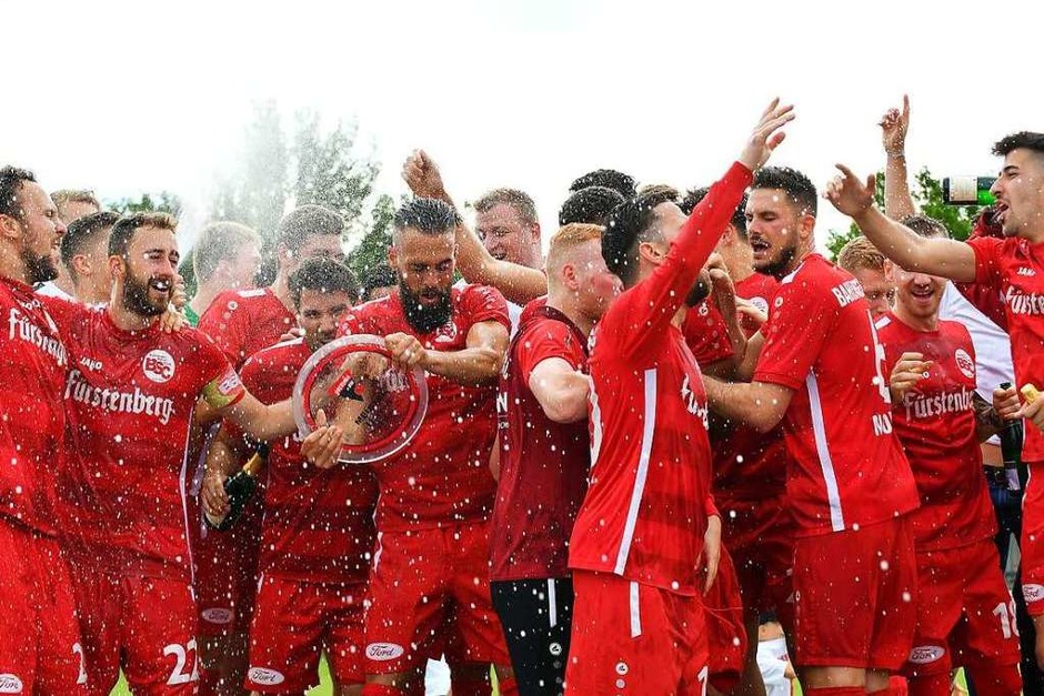 Meister Oberliga: Bahlinger SC. Zum zweiten Mal nach 2015 steigt der BSC als Meister der Oberliga Baden-Württemberg in die Regionalliga auf. Nach der Hinrunde belegen die Bahlinger noch den zehnten Tabellenplatz, legen in der Rückrunde aber eine famose Serie hin. Am Ende hat das Team des Trainerteams Dennis Bührer/ Axel Siefert sogar fünf Punkte Vorsprung vor den Stuttgarter Kickers. (Foto: Achim Keller) Meister Oberliga: Bahlinger SC. Zum zweiten Mal nach 2015 steigt der BSC als Meister der Oberliga Baden-Württemberg in die Regionalliga auf. Nach der Hinrunde belegen die Bahlinger noch den zehnten Tabellenplatz, legen in der Rückrunde aber eine famose Serie hin. Am Ende hat das Team des Trainerteams Dennis Bührer/ Axel Siefert sogar fünf Punkte Vorsprung vor den Stuttgarter Kickers. (Foto: Achim Keller)