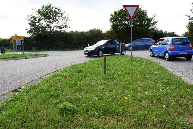 Die Einmndung der Kreisstrae auf die...ch einen Kreisverkehr sicherer werden.  | Foto: Jonas Hirt