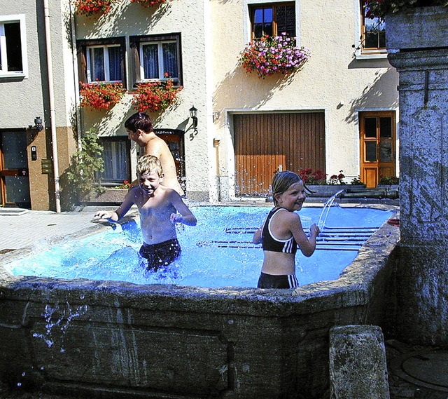 Der Brunnen im Judenwinkel ist im Sommer bei Kindern als Abkhlung sehr beliebt.  | Foto:  Edelgard Bernauer