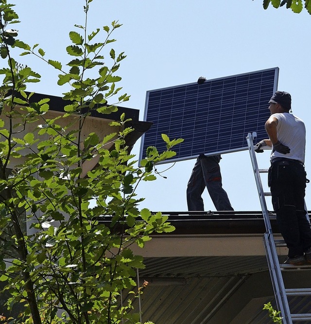 Die  Fotovoltaikanlage auf dem Dach de...pro Jahr 37000 Kilowattstunden Strom.   | Foto: Gerhard Walser