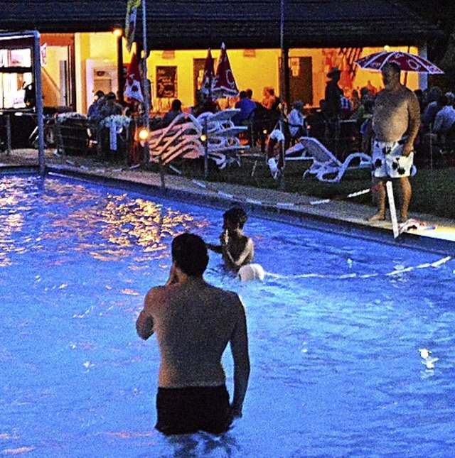 Das Schwimmbad in Schweigmatt wird am Donnerstagabend beleuchtet.   | Foto: Edgar Steinfelder