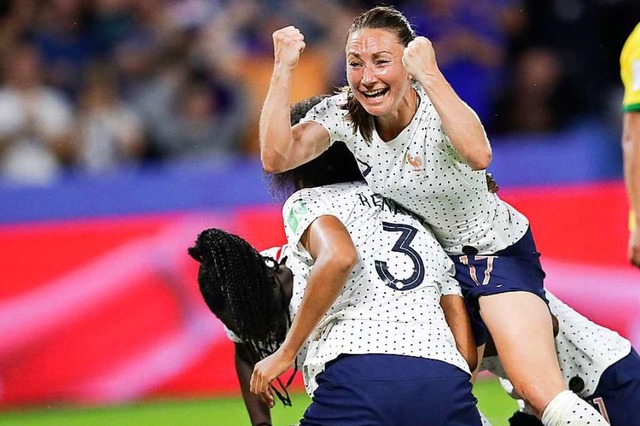 Die Franzsinnen feiern den Siegtreffer im Achtelfinale gegen Brasilien.  | Foto: Francisco Seco (dpa)