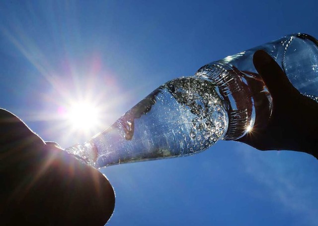 Bei Hitze sollen die Menschen viel Wasser trinken.  | Foto: Karl-Josef Hildenbrand (dpa)