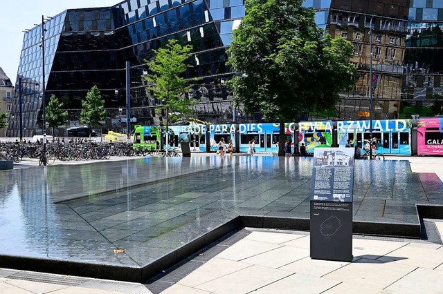 Der Synagogenbrunnen soll nicht zum  B...fr einen wrdevolleren Umgang sorgen.  | Foto: Thomas Kunz