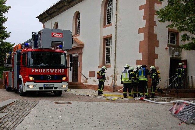 Die Feuerwehren von Denzlingen, Vrste...den Ernstfall eines Kirchenbrands vor.  | Foto: Christian Ringwald