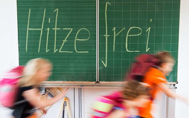 Schler einer 2. Klasse freuen sich  i...rundschule ber &quot;Hitzefrei&quot;.  | Foto: Sebastian Kahnert (dpa)