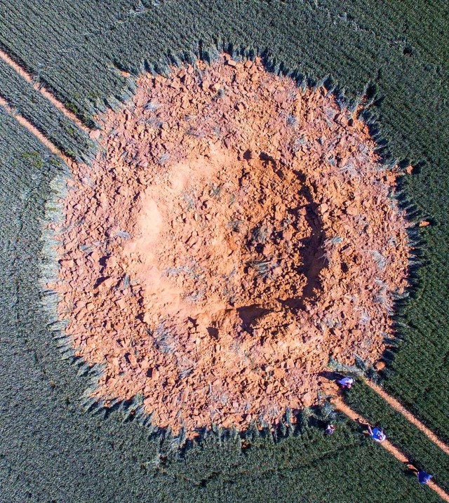 Vermutlich eine Fliegerbombe hat diesen Krater verursacht.  | Foto: Boris Roessler (dpa)