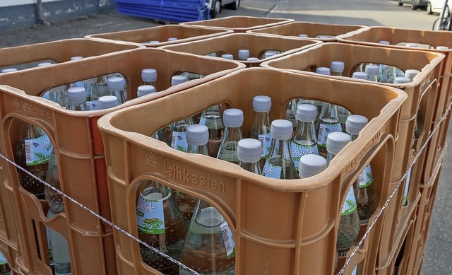 Getrnkehndler verzeichnen in den Som...ten eine grere Nachfrage an Wasser.   | Foto:  Peter Rosa