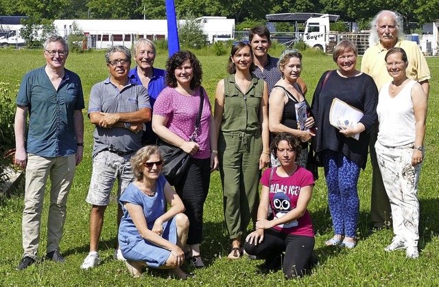 Die Veranstalter der Skulpturenwerksta...chts) mit Knstlern und Mitwirkenden.   | Foto: Elena Borchers