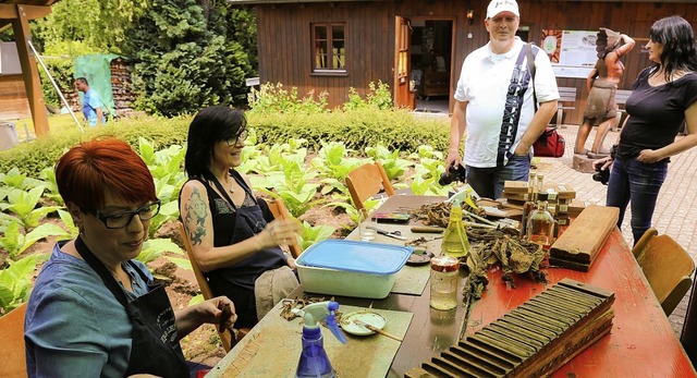 Die Herstellung von Zigarren wird beim Museumsfest in Mahlberg vorgefhrt.   | Foto: Sandra Decoux-Kone