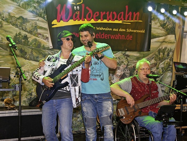 Fr einen znftigen Festauftakt sorgte...2;Wlderwahn&#8220; beim Yacher Fest.   | Foto: Roland Gutjahr